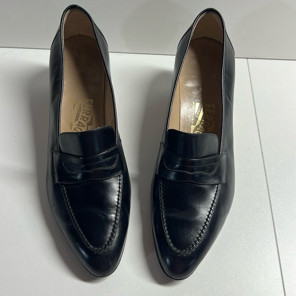 FERRAGAMO black LOW HEELED PUMPS